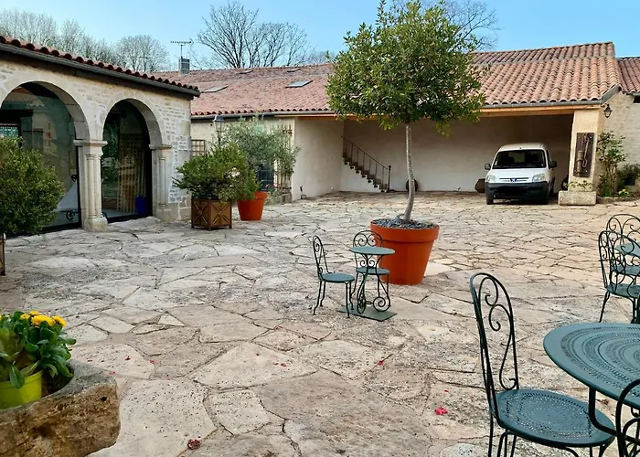 Logis De La Roche - Niort - Pensión 3*