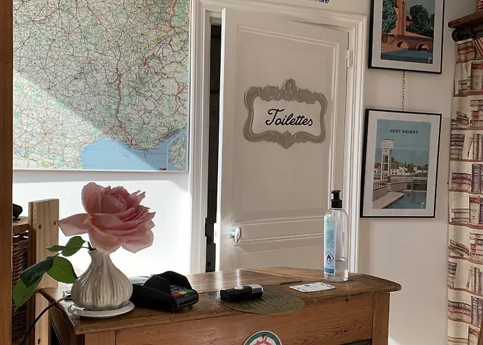 Logis De La Roche - Niort - Pensión