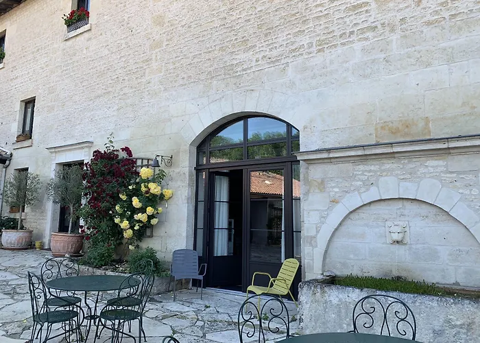 Logis De La Roche - Niort - Pensión