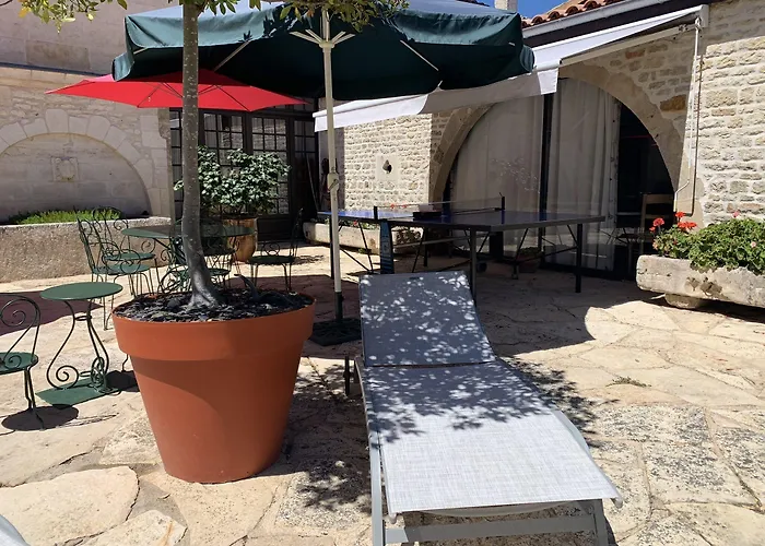 Logis De La Roche - Niort - Pensión